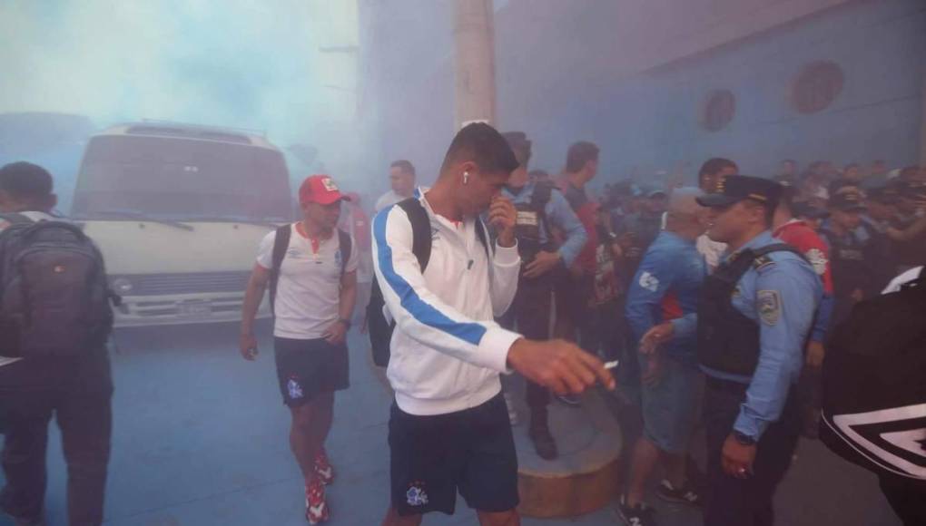 Juan Pablo Montes no aguantaba el humo y optó por taparse la nariz.