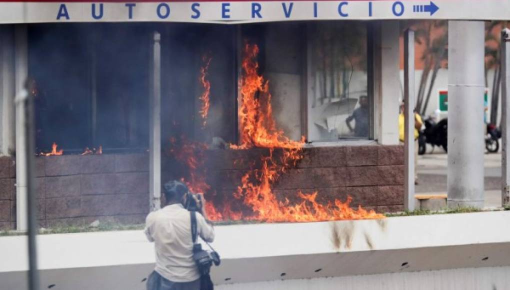 Queman una farmacia en enfrentamientos entre manifestantes y policías