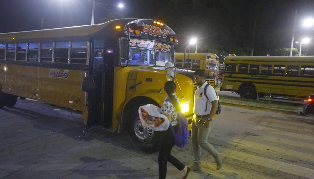 El dirigente del transporte confirmó que las rutas que operan más tarde lo hacen a las 8:00 pm, aseguró que los horarios se han ido reduciendo porque ahora los estudiantes prefieren viajar en transporte contratado.