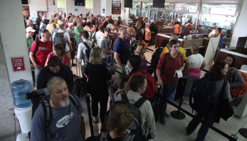 Piden mayor personal de Migración en aeropuerto de Roatán