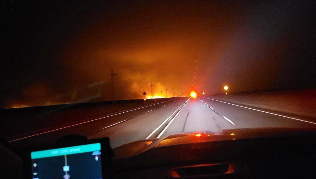 Una fábrica de armamento nuclear detuvo operaciones el martes y evacuó preventivamente a parte de su personal, al encontrarse cerca de una zona afectada por uno de varios incendios forestales desatados en <b>Texas</b>, sur de Estados Unidos.