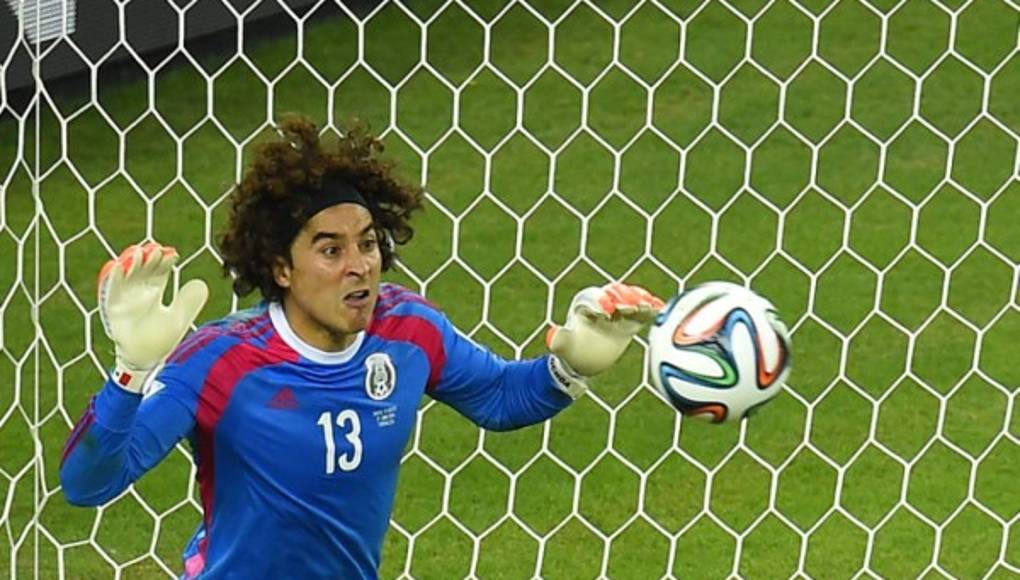 Guantes de Memo Ochoa le reducen estrés y están en posición curva - Diario  La Prensa