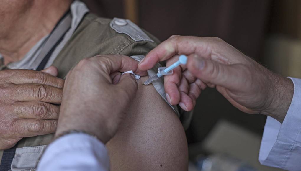 Reino Unido recomienda vacunar contra viruela del mono a gays y bisexuales