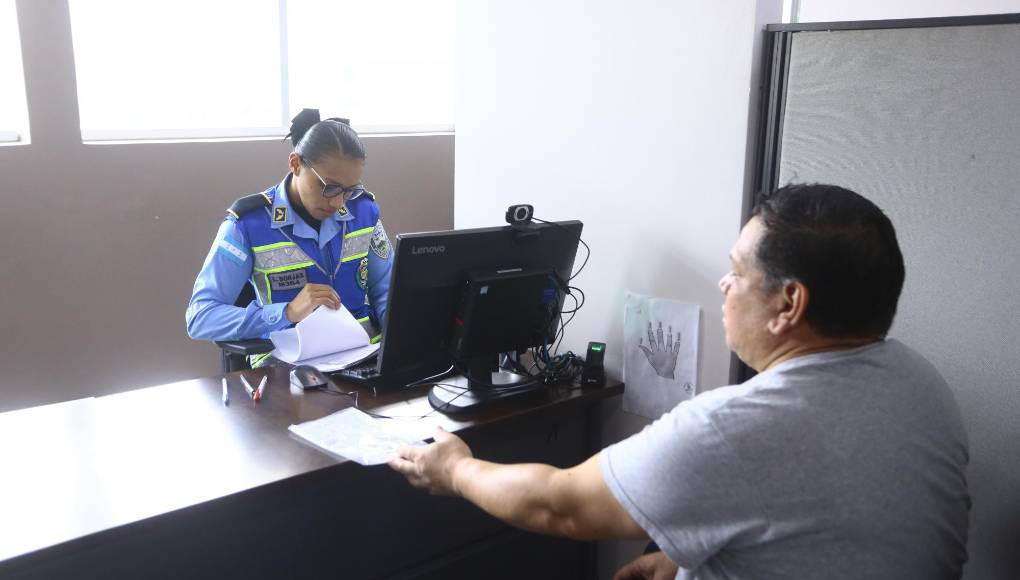 Kevin Pérez, jefe de la Sección de Investigación de Accidentes de Tránsito (Siat) en San Pedro Sula, declaró a LA PRENSA que están en capacidad de emitir 500 licencias al día en plástico.