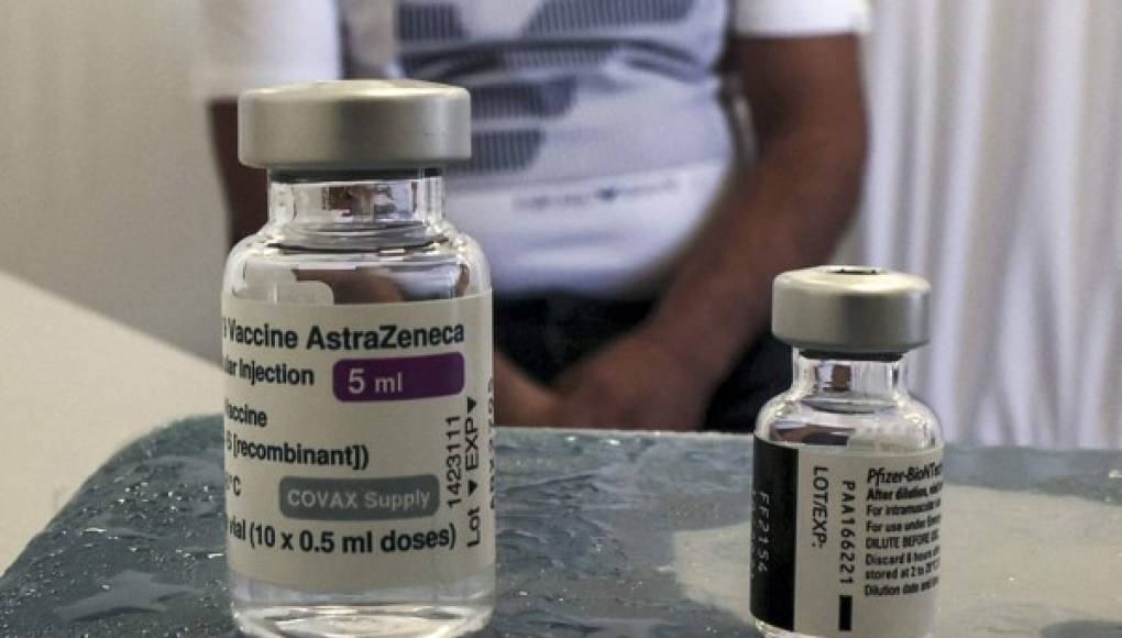 La efectividad de la vacuna Pfizer disminuye más rápido que la de AstraZeneca