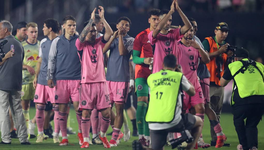 El infractor podría ser sancionado con tarjeta amarilla si se interpreta que intenta demorar el encuentro. Las excepciones a la regla están vinculadas a cambios de arquero, modificaciones por lesión y situaciones especiales, como el retiro de un jugador o razones de seguridad que impidan la salida por el lado más cercano a la posición del sustituido.