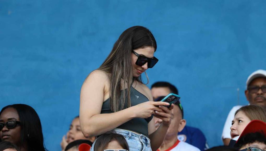 Annie Córdova presente en el Vida vs. UPN ¿Qué le escribió Luis Palma?