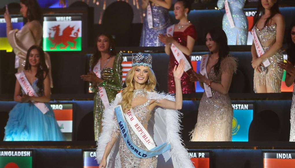 Por otro lado, Krystyna Pyszková destaca como voluntaria y modelo internacional. También estudia dos carreras: Derecho y Administración de Empresas.