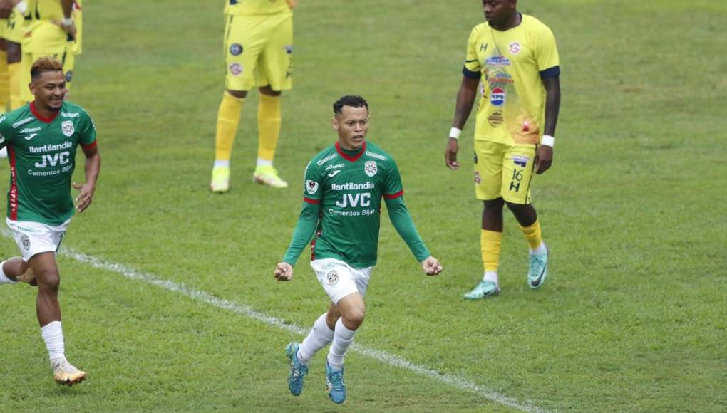 Damin Ramírez celebrando su golazo de tiro libre para el 1-0 del Marathón ante el Génesis.