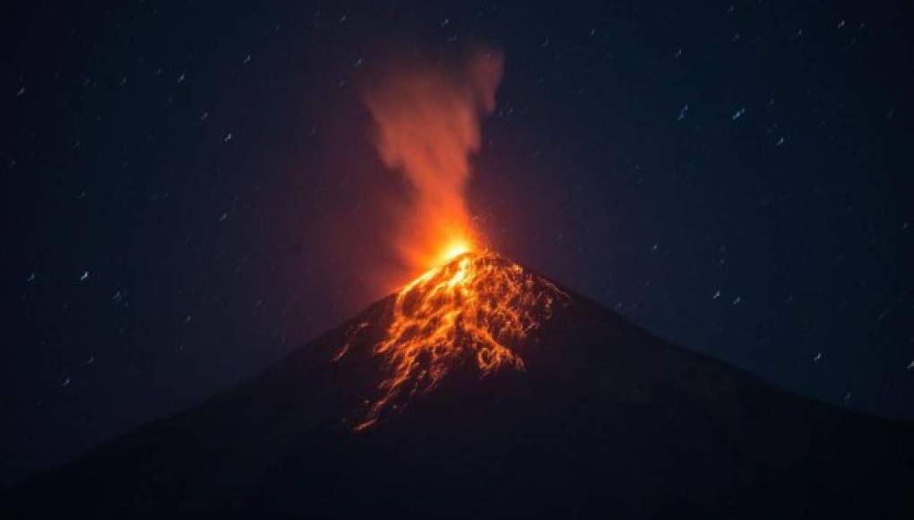 Guatemala en alerta por erupciones de volcán de Fuego