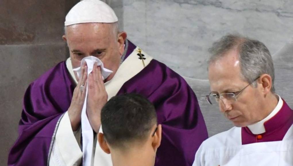 El Papa cae enfermo y suspende misa en pleno brote por coronavirus en Roma