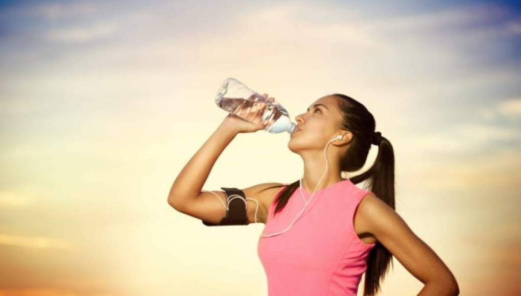 Beber más agua podría ayudar a su dieta