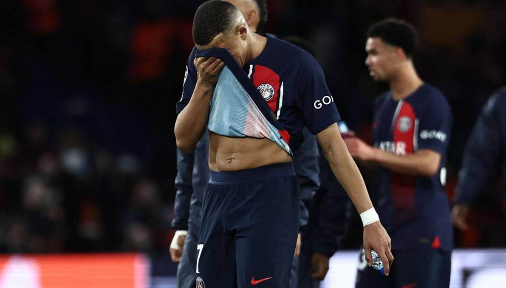 Mbappé acabó cabizbajo al final del partido por la dolorosa derrota del PSG ante el Barcelona.