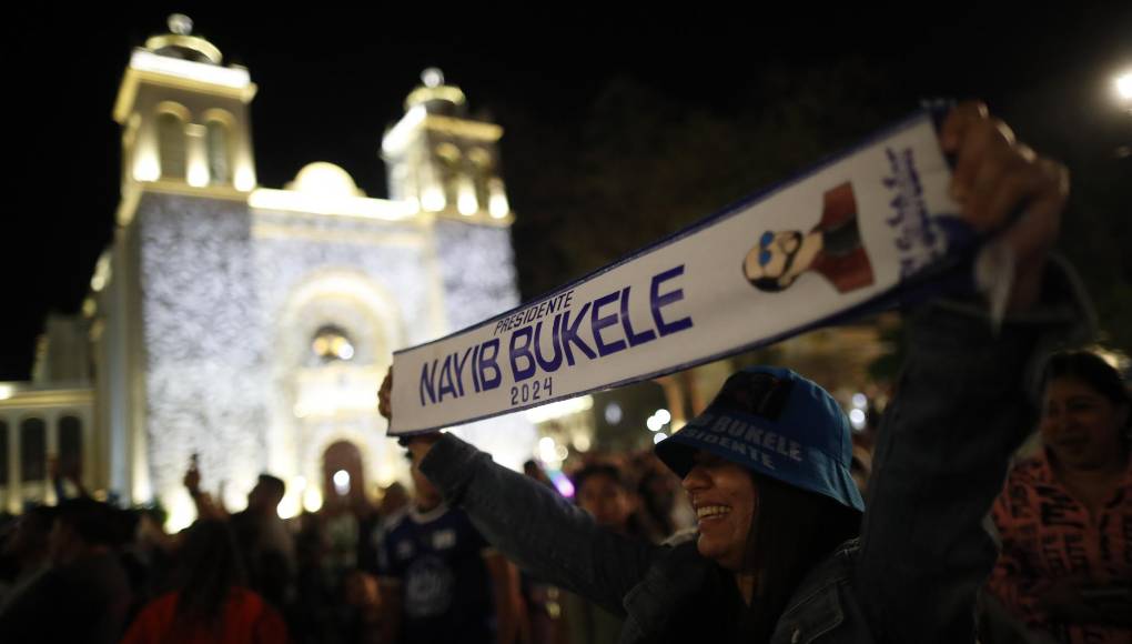Entre estos candidatos figuraban Manuel Flores, del Frente Farabundo Martí para la Liberación Nacional (FMLN, izquierda), y Joel Sánchez, de Alianza Republicana Nacionalista (Arena, derecha), las dos formaciones que gobernaron el país hasta la llegada de Bukele y su partido, Nuevas Ideas (NI).