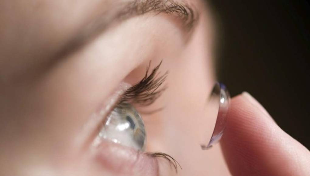 ¿Usa lentes de contacto? Sus ojos corren riesgo