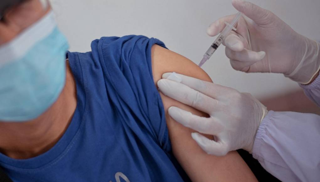 La cuarta dosis de la vacuna anticovid es menos eficaz contra ómicron