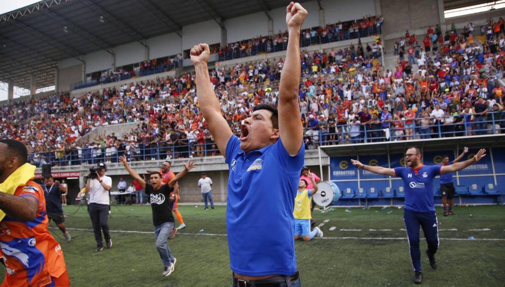 Bajo el mando de Orlando Pérez, los Lobos remontaron la desventaja de La Ceiba y golearon al Vida. 