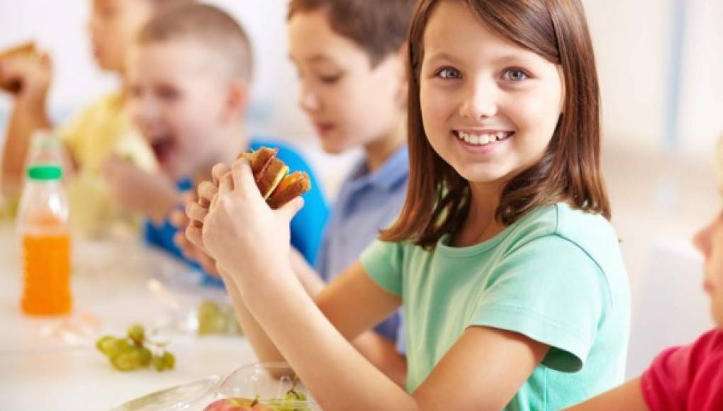 Las escuelas ofrecen comida más saludable, según un estudio