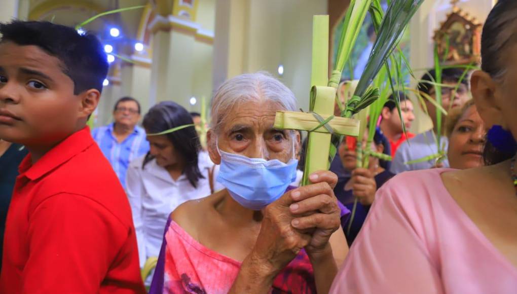 Ciudadanos de todas las edades se hicieron presente en la misa del Domingo de Ramos en la Catedral Sampedrana. 