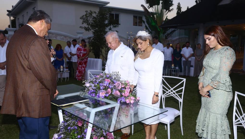 La boda Valladares Mejía fluyó entre el protocolo y la alegría, en el cual Roger D. Valladares y Emma Mejía prometieron cuidarse y amarse el uno al otro por siempre. 