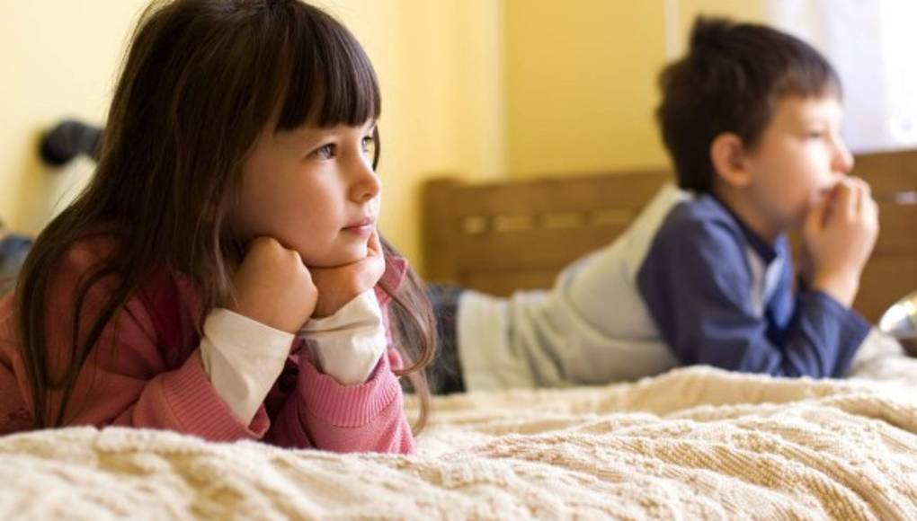 Controle el tiempo que sus hijos ven televisión