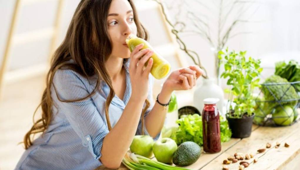Los jugos detox, especiales para eliminar toxinas mientras entrena
