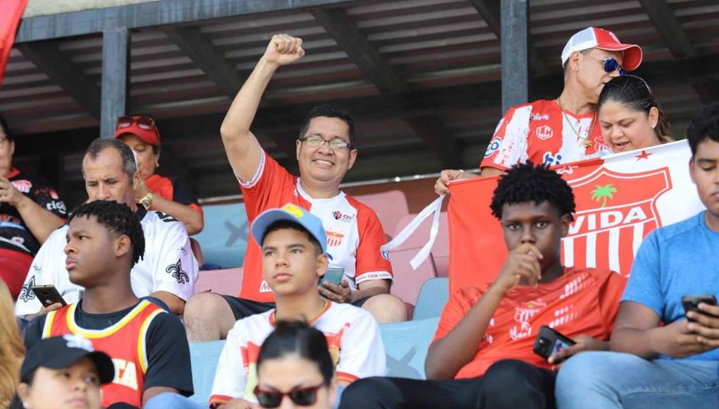 Los aficionados del Vida disfrutan de la tarde del fútbol en el estadio Ceibeño.