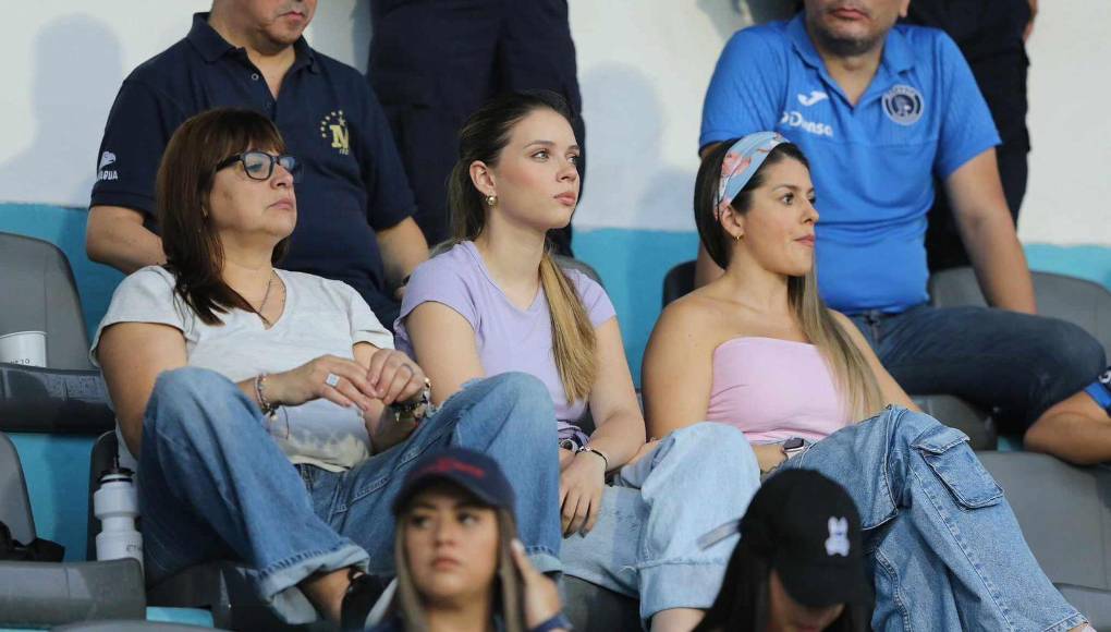 Cecilia García, modelo y pareja del argentino, se hizo presente en el recinto capitalino para ver el duelo. 
