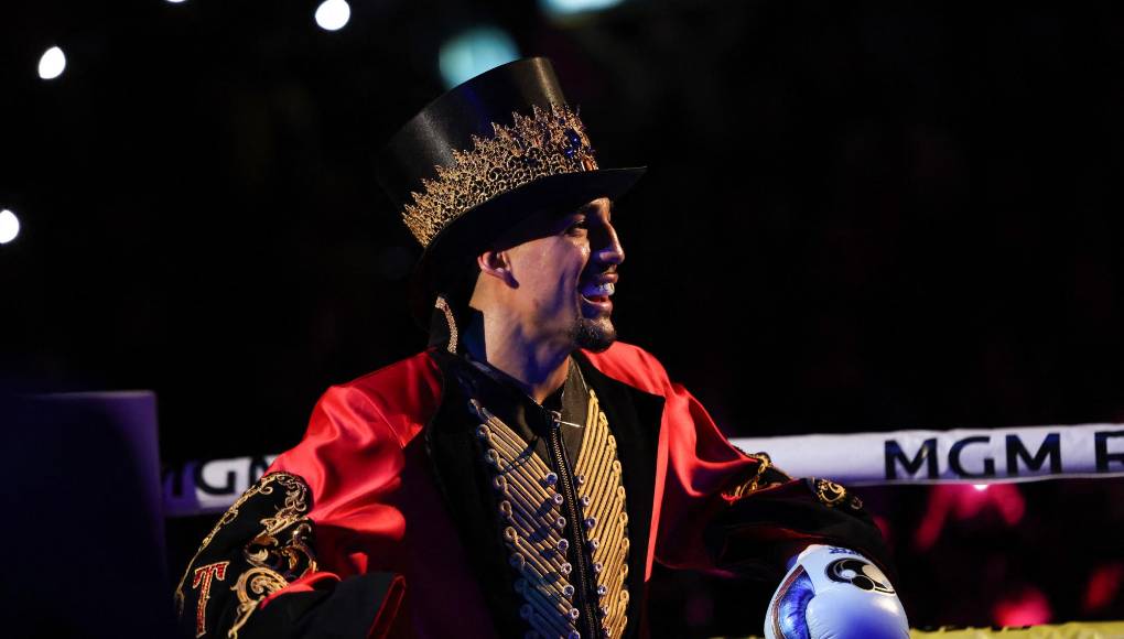 Con un un show al estilo de un circo, el catracho hizo una gran entrada previo a defender su título mundial de peso superligero contra el estadounidense Jamaine Ortiz.