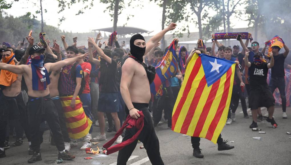 Aficionadas catalanes también confundieron el bus del Barcelona con el del PSG y le lanzaron objetos.