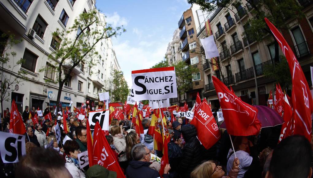 “<b>Pedro</b>, no te vayas”. Miles de simpatizantes en las calles y la dirigencia en pleno del Partido Socialista instaron el sábado al presidente del gobierno español, <b>Pedro</b> <b>Sánchez</b>, a no dimitir, menos de 48 horas antes de que anuncie su decisión. 