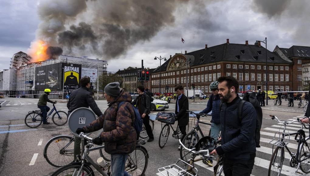 La primera ministra danesa, Mette Frederiksen, calificó el incendio de “horrible” y lamentó que ardiese “un trozo de historia de Dinamarca”, mientras el ministro de Defensa, Troels Lund Poulsen, se refirió al suceso como “nuestro momento Notre Dame”, aludiendo al incendio de la famosa catedral de París en 2019.