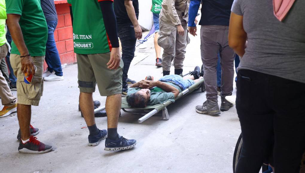 Durante el encuentro, varios tuvieron que ser asistidos porque se desmayaron por las altas temperaturas que arroparon San Pedro Sula.