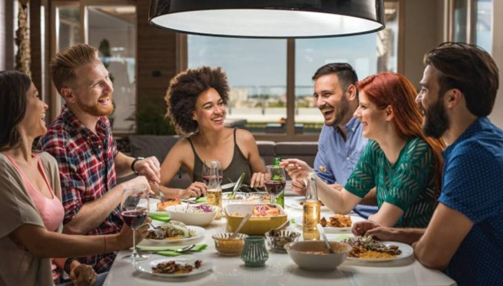 Estudio asocia cenar temprano con menor riesgo de cáncer de mama y próstata