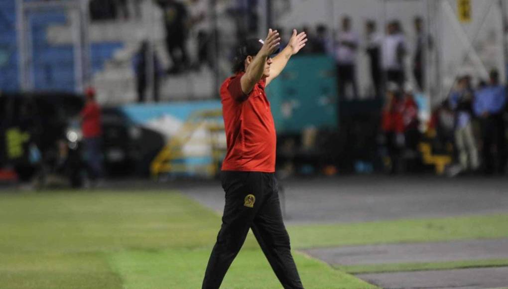 Gustavo Reggi, asistente técnico del Olimpia, celebrando el golazo de Michaell Chirinos.