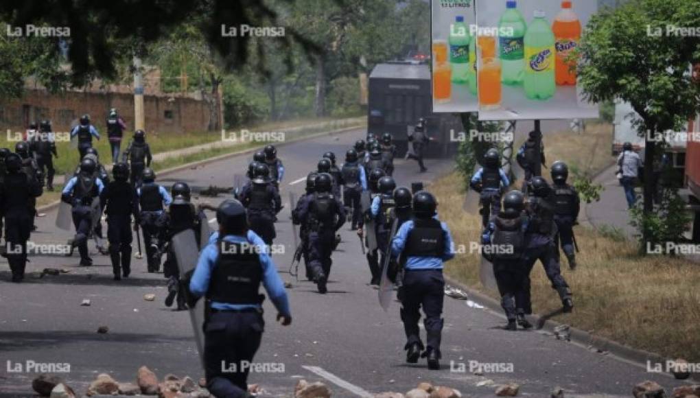 Nuevo enfrentamiento entre policías y manifestantes en Tegucigalpa