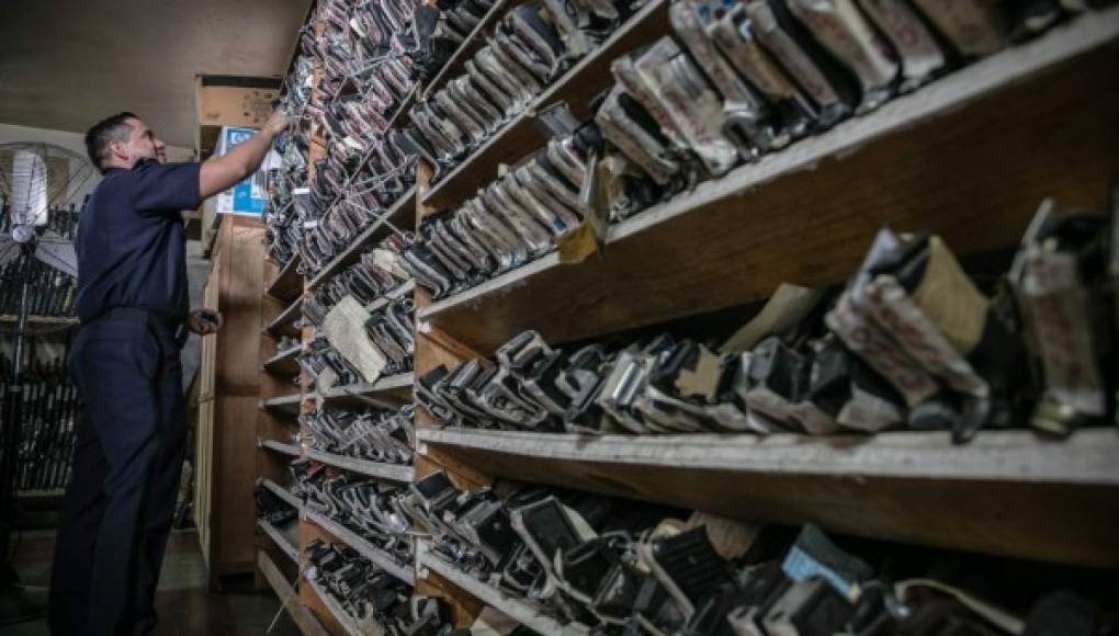 Roban 700 AK 47 de bodega de la Policía de Honduras