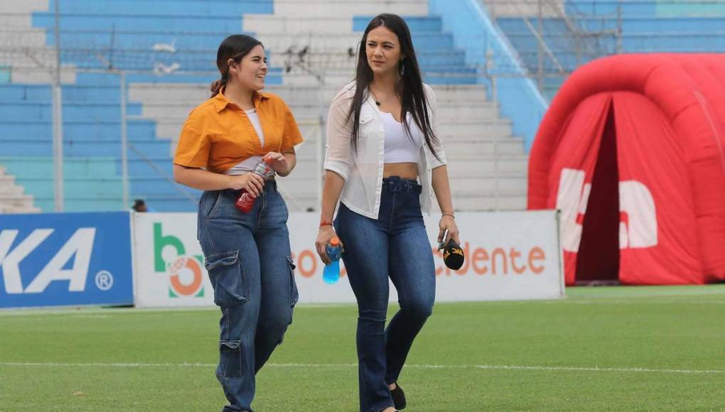 Las bellas periodistas de TVC, Isabel Zambrano y Angélica Bulnes, llegando al estadio Nacional Chelato Uclés para el Olimpia-Victoria.