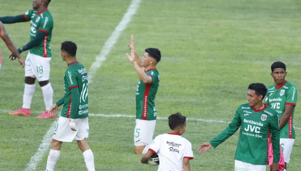 Francisco ‘Chelito’ Martínez se puso de rodillas para agradecer a Dios por el triunfo ante el Olimpia.