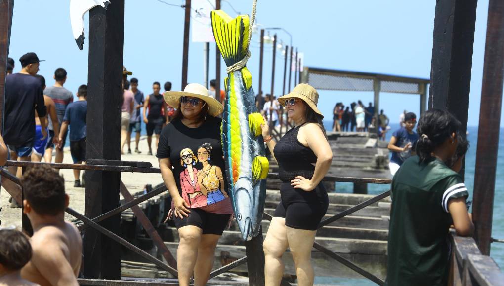 Chicas hermosas posan para el lente de LA PRENSA en la playa municipal de Tela.