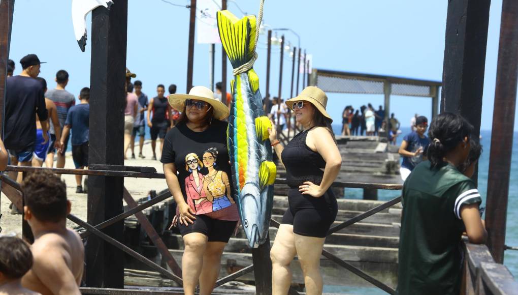 Chicas hermosas posan para el lente de LA PRENSA en la playa municipal de Tela.