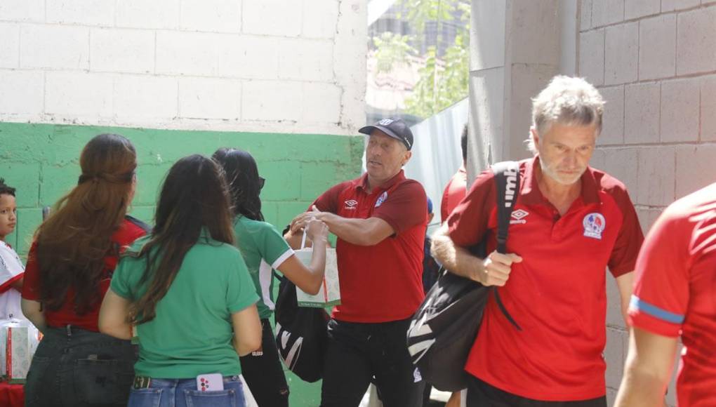 El Marathón dio un caluroso recibimiento al Olimpia en el Yankel y le tenían un detallazo al plantel y cuerpo técnico rival.