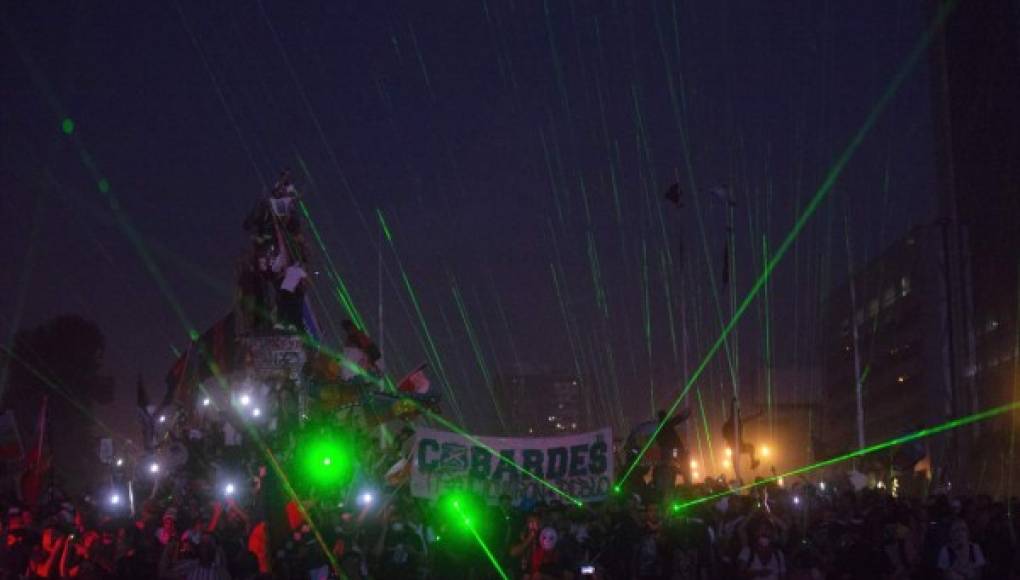 Rayos láser, el 'arma silenciosa' de los manifestantes en Chile
