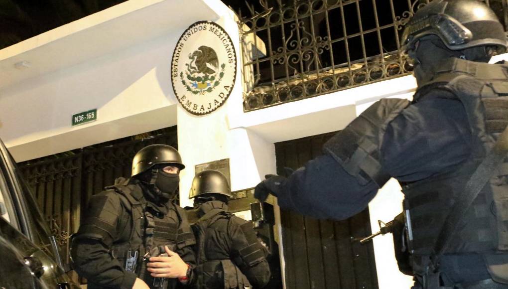 Picture released by API showing Ecuadorian police special forces attempting to break into the Mexican embassy in Quito to arrest Ecuador's former Vice President Jorge Glas, on April 5, 2024. Mexican President Andres Manuel Lopez Obrador ordered on April 5, 2024 the "suspension" of relations with Ecuador after Ecuadorian police raided the Mexican embassy in Quito to arrest former vice president Jorge Glas, who had received refuge. (Photo by ALBERTO SUAREZ / API / AFP)