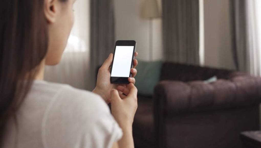 ¿La luz de los smartphones pueden causarle ceguera en un ojos?