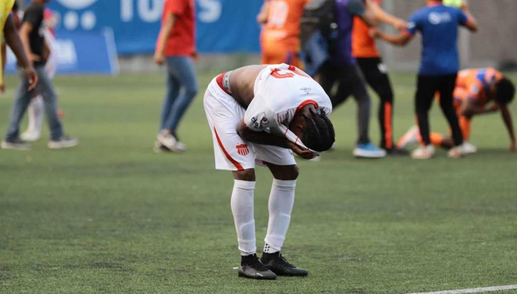 Los jugadores del Vida no pudieron contener el llanto tras el descenso a la Segunda División.