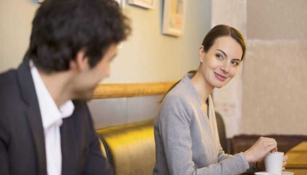 10 señales de las mujeres cuando les gusta un hombre  