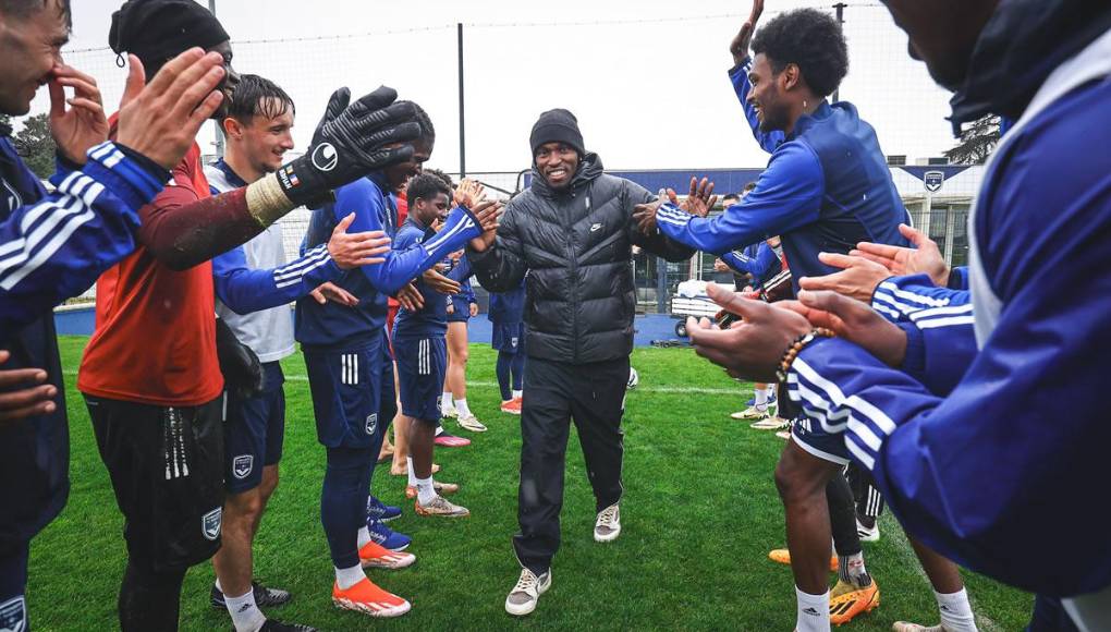 Con una sonrisa en su rostro, Alberth Elis cruzó un pasillo que le hicieron sus compañeros. Lindo detalle de los jugadores dle Girondins de Burdeos.