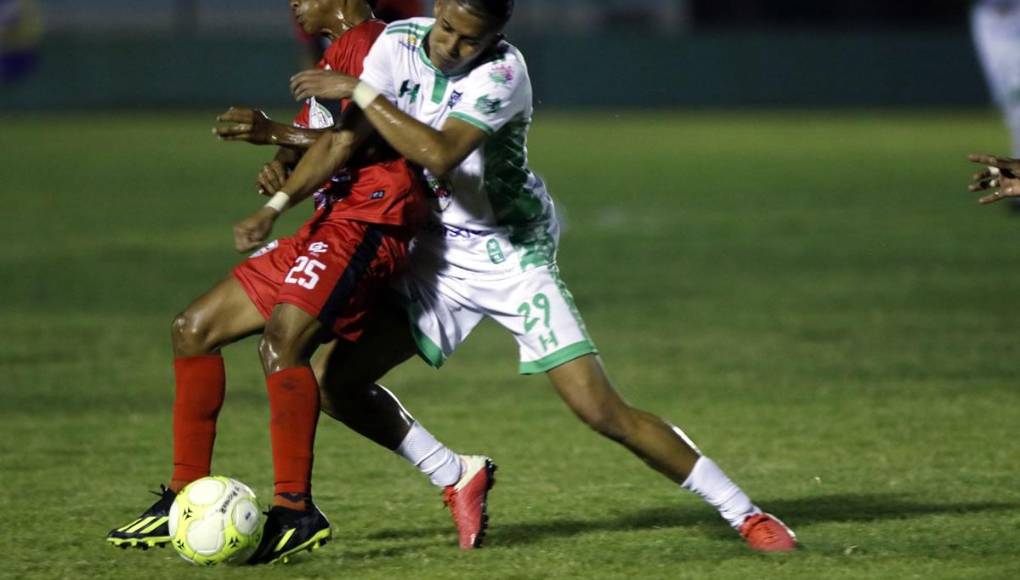 Jaime Turcios, del Platense, y Eduardo Urbina, del CD Choloma, disputando el balón en el inicio de la Liga de Ascenso 2024.