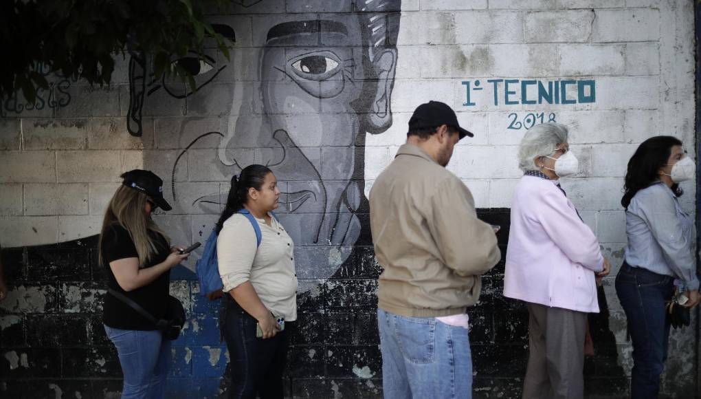 Bukele, de 42 años y con gran popularidad, es el primer presidente de la etapa democrática de El Salvador con la opción de buscar su reelección inmediata y, de ganar, sería el primero en repetir en el cargo a pesar de que la Constitución no lo permite.